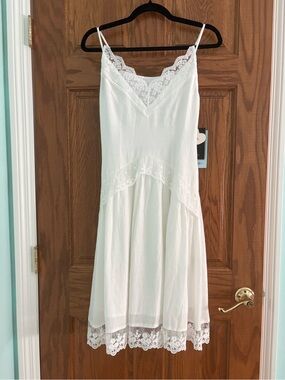 Kuose White lace dress